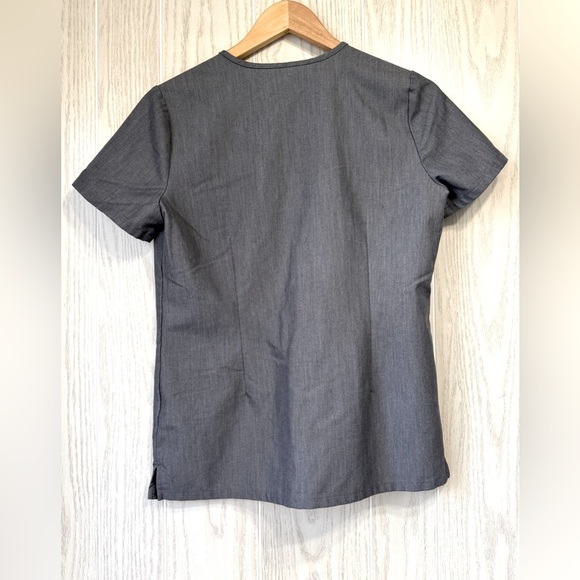 FIGS Technical Collection SIze XS Gray Scrub Top EUC - Picture 3 of 3